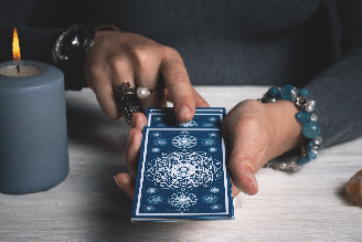 O tarot traz uma energia de conquistas, amadurecimento e novos movimentos para esta terça-feira