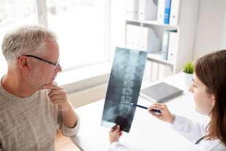 Adiar uma cirurgia na coluna por medo pode comprometer a mobilidade; a recomendação é procurar um especialista para entender a situação