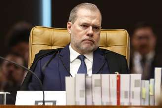 O ministro Dias Toffoli se declarou suspeito e não participa da votação da sessão