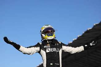 Pedro Clerot após vencer a Feature Race 1 em Madrid