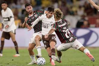 Martin Barrios, do Platense, disputa a bola com Martinelli e Guga, do Fluminense, pela Libertadores. 