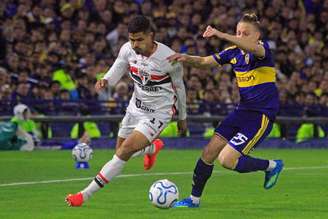 Santiago Ascacibar, do Boca Juniors, disputa a bola com Lucas Ramon, do São Paulo, pela Sul-Americana. 