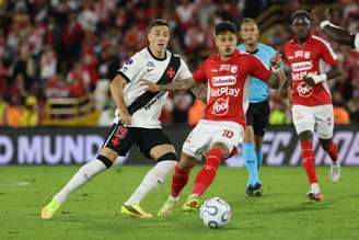 Gabriel, do Vasco, disputa a bola com Alexis Zapata, do Independiente Santa Fe, pela Sul-Americana. 