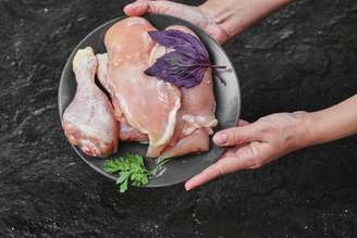 Entenda por que você não deve lavar o frango antes de cozinhar