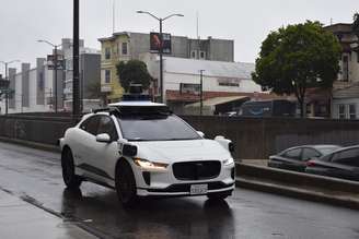 A Waymo detectou uma infração relacionada a uma arma e fez o robotáxi parar. A polícia encontrou um rifle carregado e deteve dois menores. O caso mostra até onde vai a supervisão em um carro sem motorista.