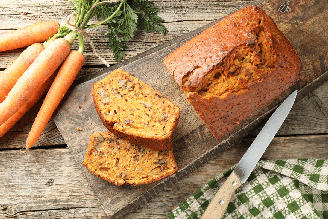 Essa versão do clássico bolo de cenoura é prática, saborosa e nutritiva