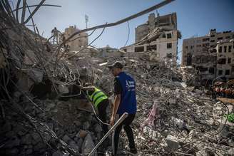 Palestinos buscam vítimas em escombros de prédio desabado na Cidade de Gaza