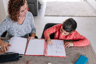 O apoio dos pais pode ajudar os filhos a desenvolver uma relação mais positiva com a matemática