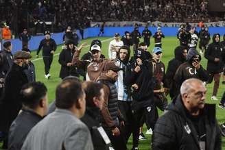 Torcedores do Platense invadem o campo no Estadi Ciudad de Vicente Lopez após eliminação para o Fluminense nas quartas de final da Libertadores de 2026 - 