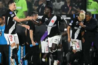 Jogadores do Vasco comemoram gol contra o Santa Fe pela Copa Sul-Americana
