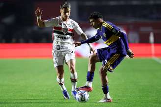 Iago, do São Paulo, e Leonel Flores, do Boca Juniors, durante disputa de bola em partida de volta das quartas de final da Copa Sul-Americana de 2026 - 