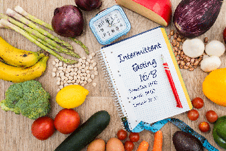 O jejum intermitente é uma estratégia que alterna períodos de alimentação com períodos de jejum calórico