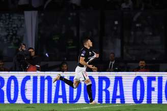 Bruno Duarte, do Vasco, comemora gol marcado contra o Santa Fe, o primeiro do clube na partida de volta das quartas de final da Copa Sul-Americana - 