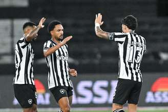 Vitinho, do Botafogo, comemora gol com companheiros contra o Bragantino pelo Brasileirão. 