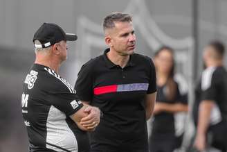 Victor Bagy, diretor de futebol do Atlético-MG, em conversa com o treinador Luiz Felipe Scolari - 