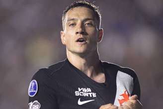 Bruno Duarte comemorando seu primeiro gol pelo Vasco