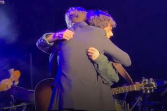 Brandon Flowers chama filho ao palco para cantar clássico do Oasis