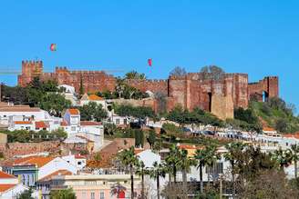 Construído no século 8, um castelo no Algarve, região mais meridional de Portugal, preserva até hoje detalhes de uma sofisticada estratégia militar criada para proteger uma das cidades mais importantes do Gharb al-Andalus. Em Silves, a defesa começava muito antes de um possível invasor alcançar o núcleo da fortificação.