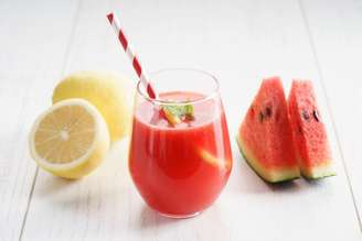 Suco de melancia com limão.