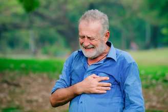 Reconhecer os sintomas e buscar atendimento rapidamente é fundamental em casos de suspeita de infarto
