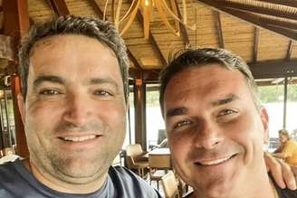 O advogado Willer Tomaz e o senador Flávio Bolsonaro (PL-SP) são amigos