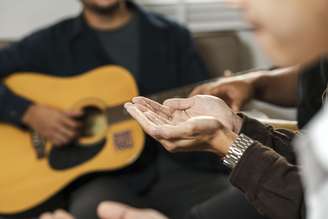 Musicoterapia em pacientes cirúrgicos deve considerar perfil clínico e saúde mental