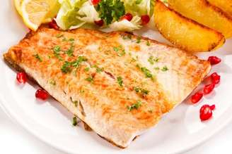 Peixe grelhado na frigideira.