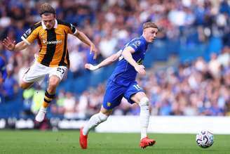 Regan Slater, do Hull City, disputa a bola com Cole Palmer, do Chelsea, pela Premier League. 