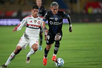 Layan Loor, do Independiente del Valle, disputa lance com Jorge Carrascal, do Flamengo, pela Libertadores. 