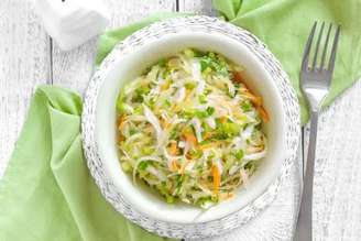 Salada agridoce de repolho simples.