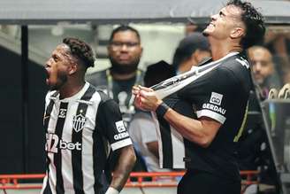 Jogadores do Atlético em jogo contra o Santos