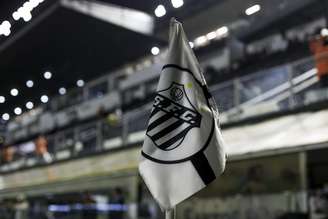 Vista detalhada de uma bandeira de escanteio antes da partida da 27ª rodada do Brasileirão 2026 entre Santos e Cruzeiro no Estádio Urbano Caldeira (Vila Belmiro) em 12 de setembro de 2026 em Santos, Brasil. (Foto de Ricardo Moreira/Getty Images)