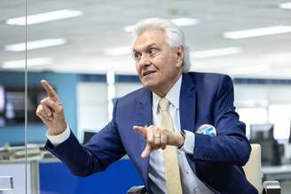 Ex-governador de Goiás critica polarização política e medidas recentes do atual presidente.