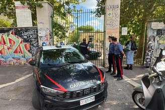 Policiais diante de escola onde aluno esfaqueou estudante em Roma