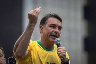 O candidato Flávio Bolsonaro criticou a tentativa de deputado do seu partido de impedir o aumento no Bolsa Família