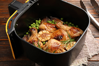 Frango assado na air fryer com alho e ervilhas