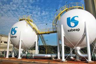 Tanques em estação de tratamento da Sabesp.
