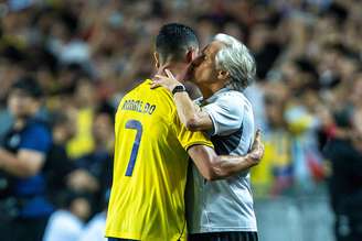 Jorge Jesus dá beijo em Cristiano Ronaldo na semifinal da Supercopa Saudita, em agosto de 2025
