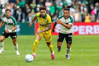 Gustavo Silva, do Mirassol, disputa lance com Sebastián Gómez pelo Brasileirão. 