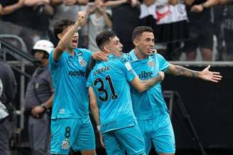 Jogadores do Santos celebram a vitória contra o Corinthians pelo Brasileirão. 
