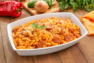 O molho encorpado e o queijo derretido transformam essa massa em puro conforto