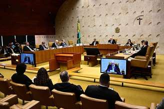 Plenário do STF com os ministros sentados ao centro da sala 
