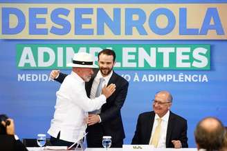 Dario Durigan, ministro da Fazenda, cumprimenta Lula, em evento de lançamento do programa Desenrola, no fim de junho.