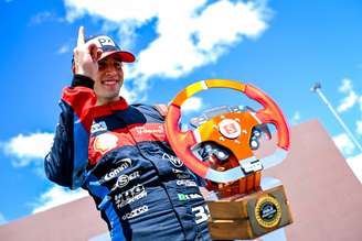 Nic Giaffone e o Troféu Shopee Pole Position entregue em Curvelo