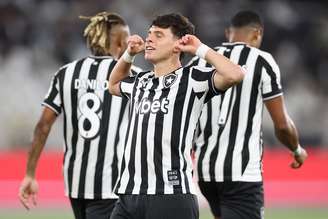 Montoro comemorando um dos gols da vitória do Botafogo sobre o Grêmio 