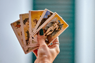 O tarot indica uma semana de decisões importantes e novas experiências para os signos
