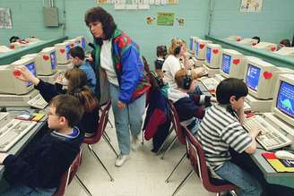 As crianças dos anos 90 trazem gravada a fogo uma nostalgia que seus filhos não vivenciarão. Quando a tecnologia escolar daquela época desapareceu, levou consigo os seus sons.