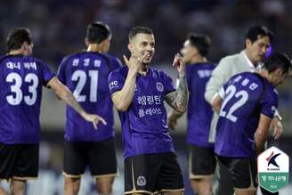 Matheus Oliveira comemorando um gol pelo Anyang 
