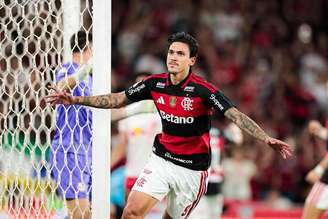 Pedro marca o segundo gol do Flamengo sobre o Bragantino.