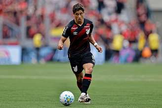 João Cruz, do Athletico-PR, durante partida contra o Fluminense pelo Brasileirão.
